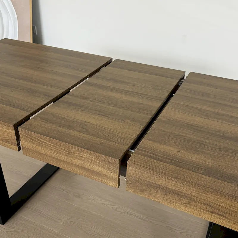 Versatile Extendable Dining Table for Large Gatherings, Enhancing Dining Experience